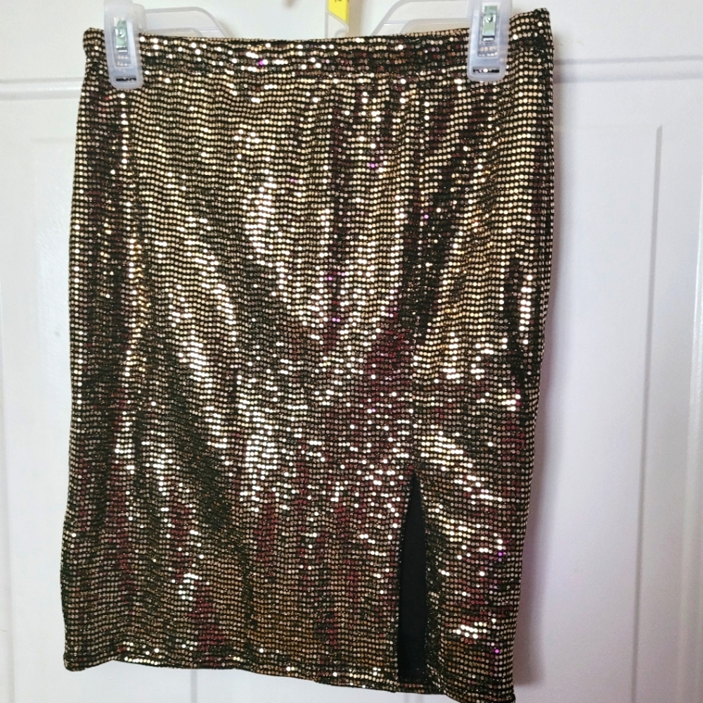 L Sequence Gold Skirt ✨️